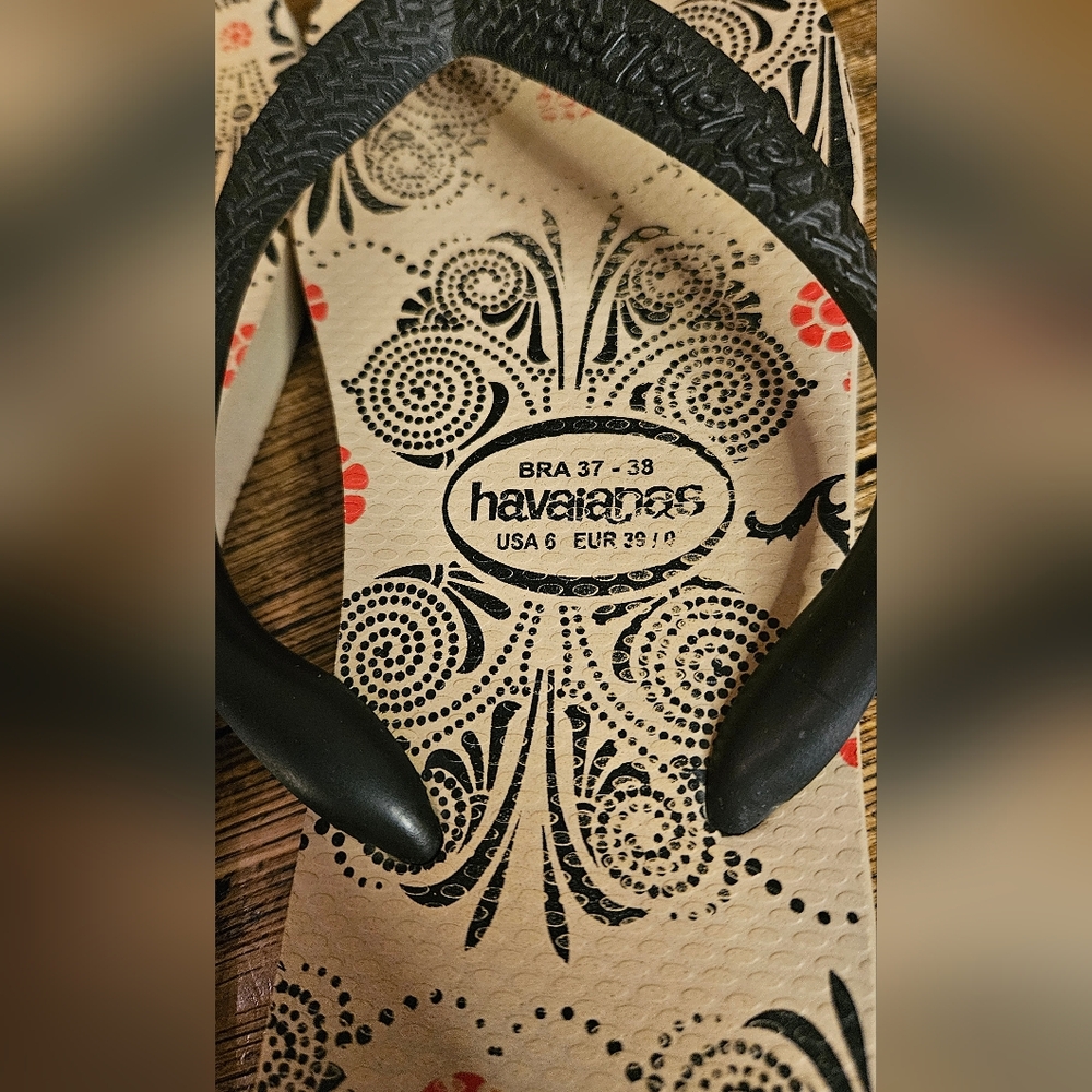 Havaianas Floral Flip Flops - Beige and Black - Size 6 - Picture 3 of 4